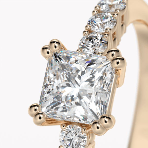 vacker ring med prinsesslipad diamant