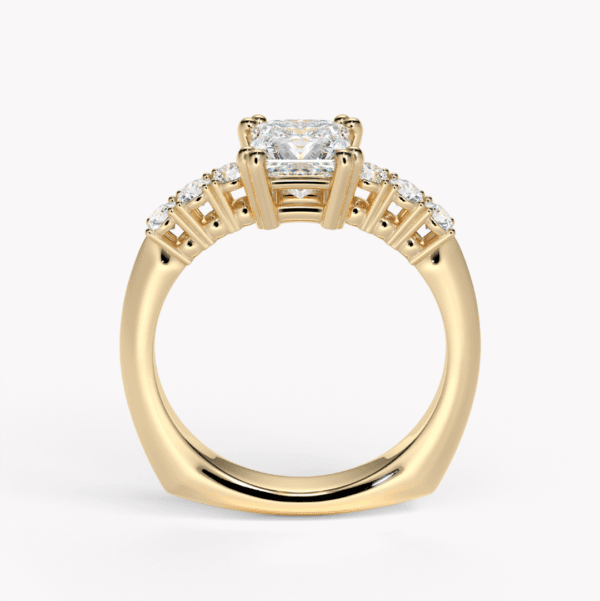 vigselring i rödguld med prinsesslipad diamant