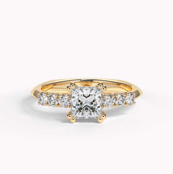 ring med prinsesslipad diamant i gultguld