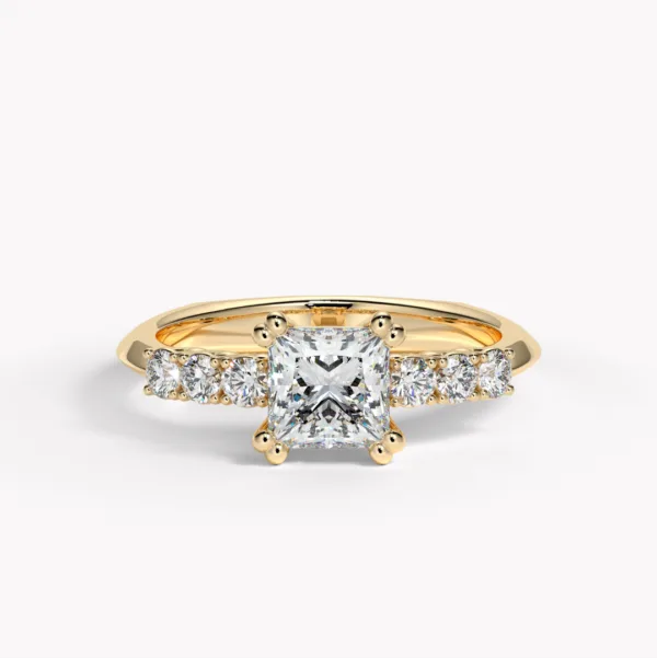 ring med prinsesslipad diamant i gultguld