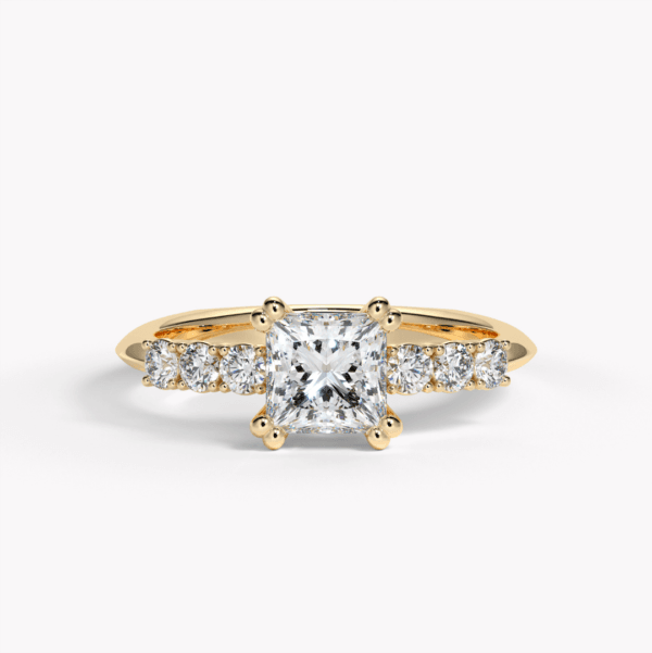 ring i 18 k guld med prinsesslipad diamant