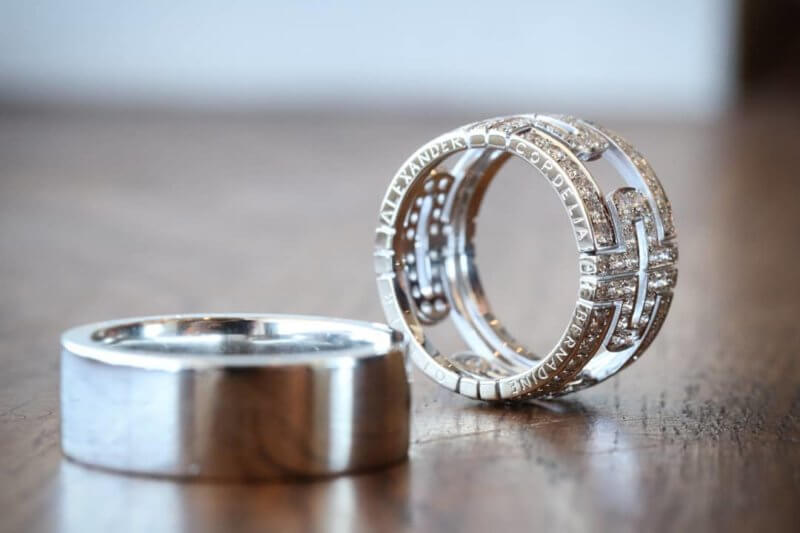 Förlovningsringar med handgravyr