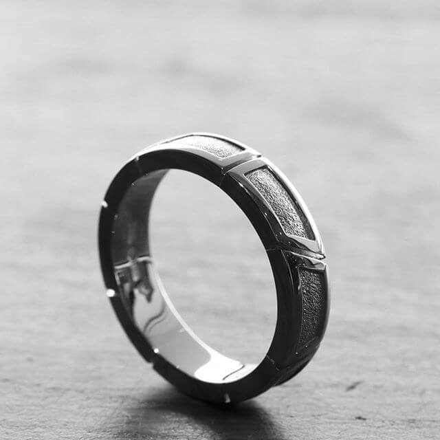 Ring med mönster gravyr