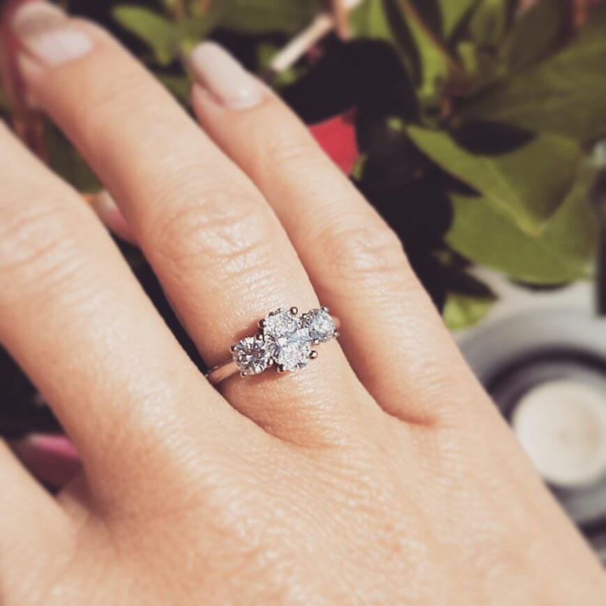 trestensring med oval diamant och briljanter