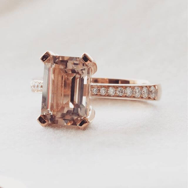 Förlovningsring med färgsten