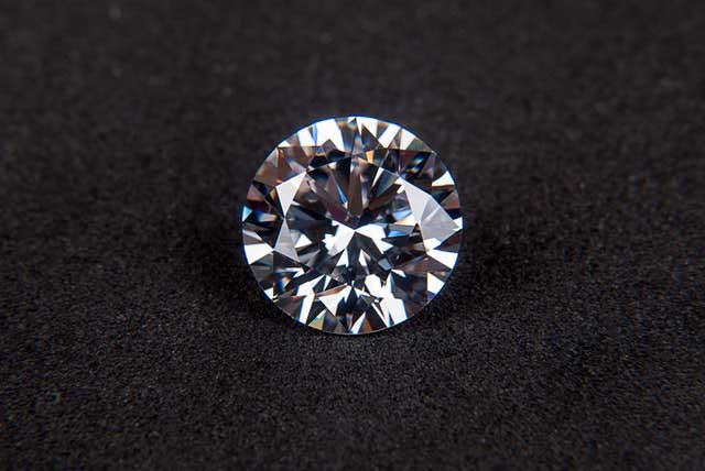 gnistrande diamant