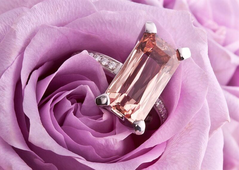 förlovningsring med morganit